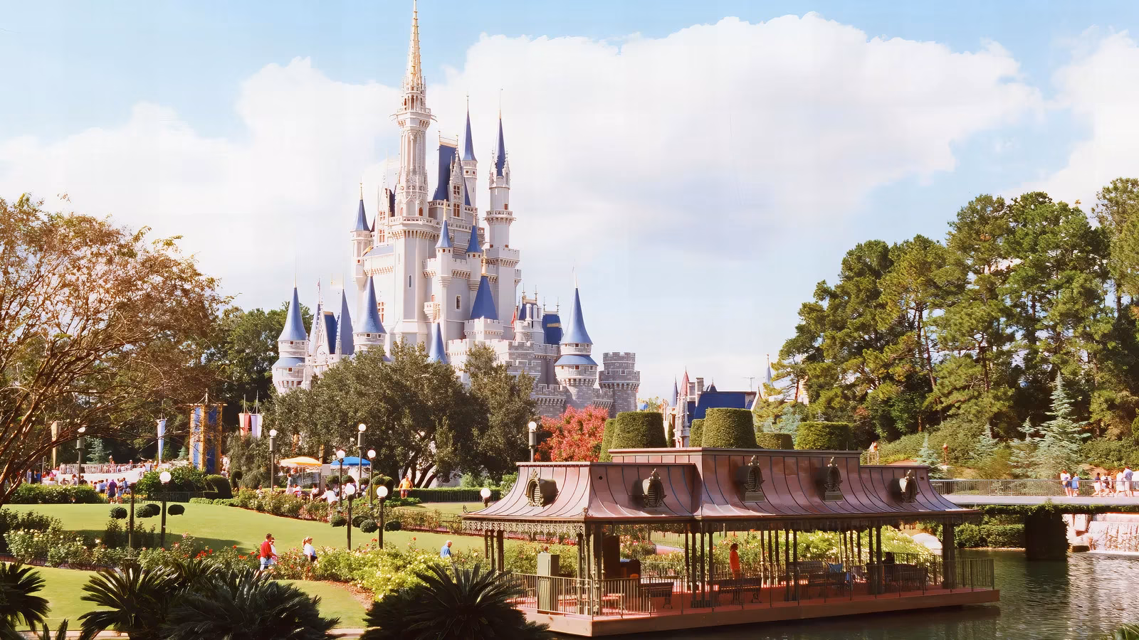 magic-kingdom-s-hall-of-presidents-reopens-unveiling-the-refurbished-attraction-and-guest-reactions-image-0