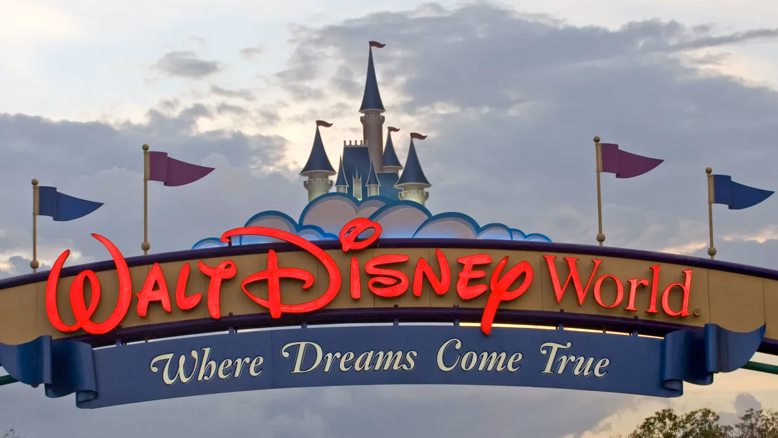 when-the-magic-flickers-disney-world-s-epic-labor-day-weekend-power-surge-shutdown-image-0